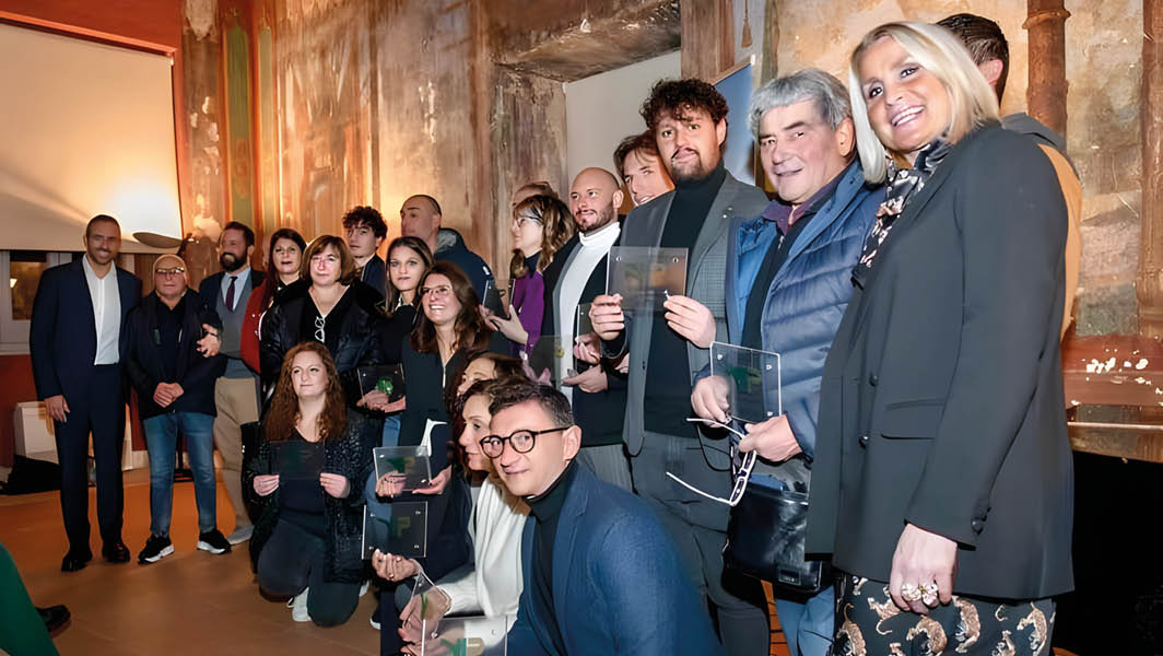 Un gruppo di partecipanti alla presentazione della rete d’impresa V.I.P. a Genzano di Roma, riuniti in posa con le targhe consegnate durante l’evento, nella suggestiva cornice di Palazzo Sforza Cesarini.