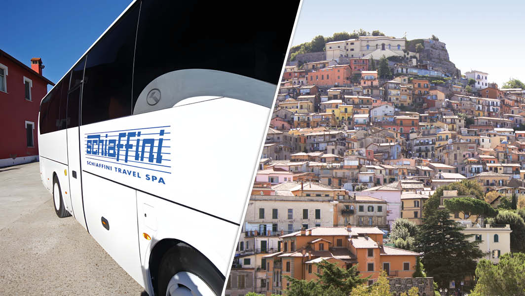 Autobus della Schiaffini Travel Spa con logo in primo piano e panorama del centro storico di Rocca di Papa sullo sfondo, relativo al servizio di trasporto scolastico.