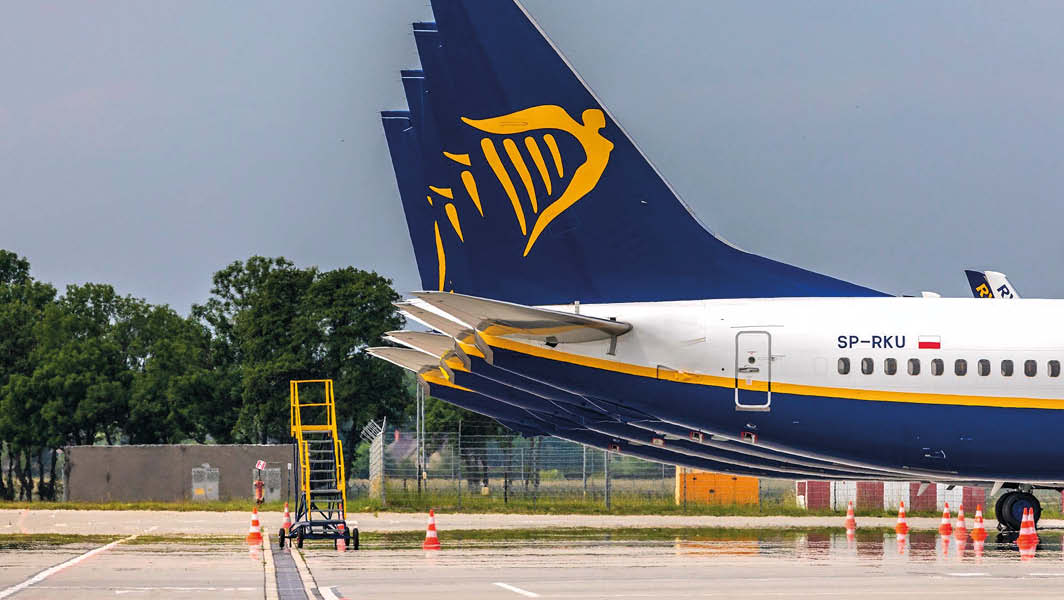 Aerei Ryanair parcheggiati all’aeroporto di Ciampino in vista dell’aumento di voli previsto per il Giubileo.