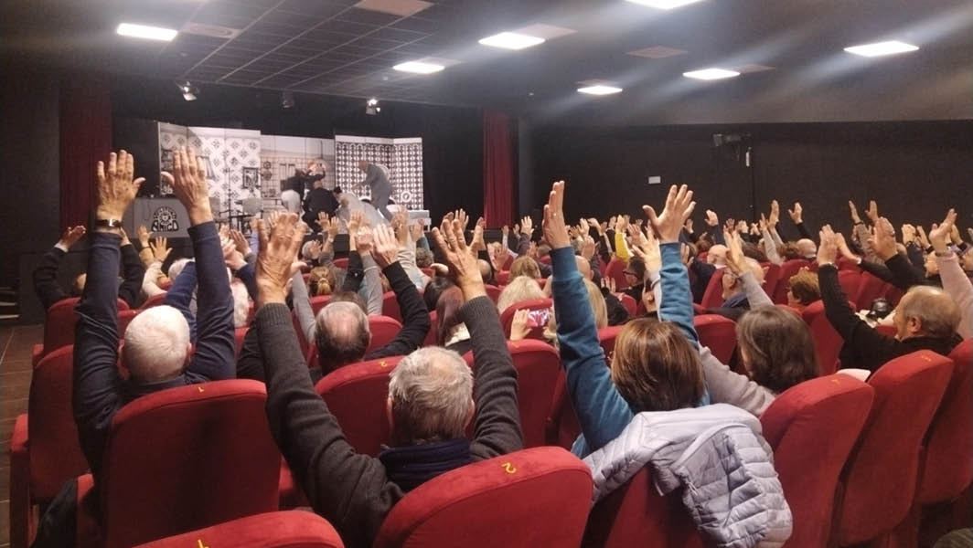 Il pubblico del Teatro Vittoria Colonna di Marino alza le mani, coinvolto durante lo spettacolo 