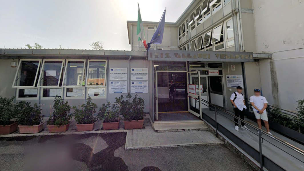 Ingresso principale dell’Istituto Tecnico Industriale Statale Vallauri di Velletri con due studenti davanti, luogo del progetto dei Carabinieri sulla cultura della legalità.