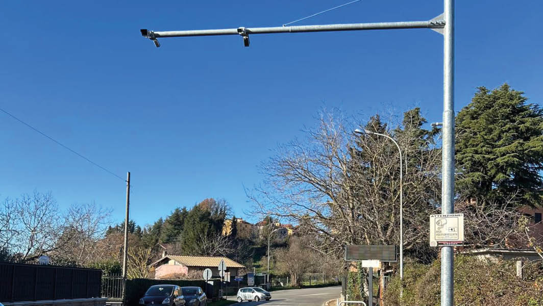 Struttura con braccio di rilevazione dotato di telecamere in via della Montagna Spaccata a Rocca Priora.